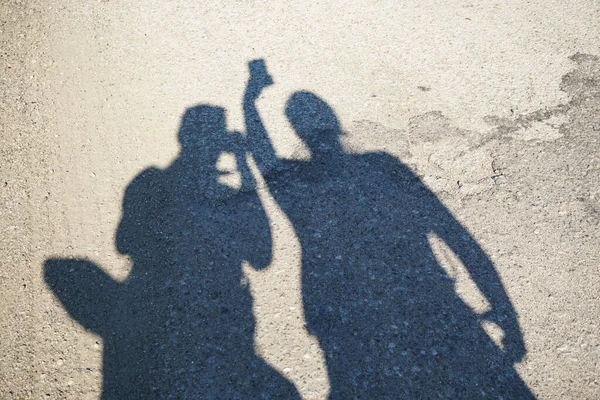 アスファルト上の観光客のシルエットの影 抽象的な背景 — ストック写真