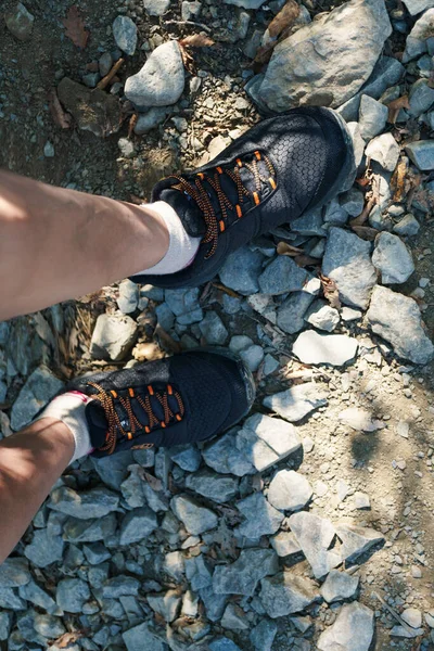 山の岩の表面にスニーカーでハイカーの足 — ストック写真