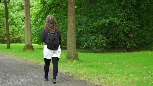 Jonge Vrouw Met Casual Kleding Een Wandeling Een Stadspark Een — Stockvideo