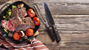 Büyük bir parça ızgara et ve sebze, yakın plan.