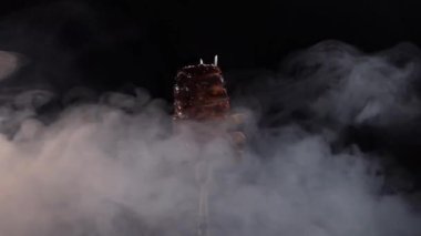 Yakından ızgara biftek, siyah arka planda rotasyon, duman.