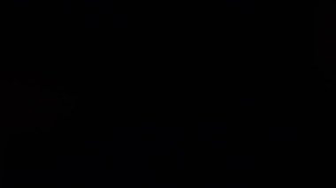 Siyah arka planda yükselen duman, barbekü, dumanlı dağıtım