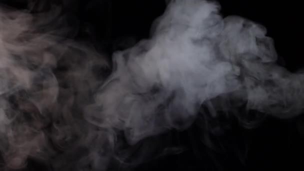 Zwevende Rook Een Zwarte Achtergrond Barbecue Rokerige Distributie — Stockvideo