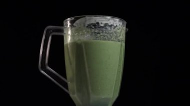 Çeşitli meyve ve lahanalardan sağlıklı gıda detoksu, yakın plan, blender, rotasyon