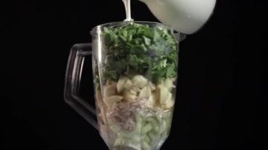 Çeşitli meyve ve lahanalardan sağlıklı gıda detoksu, yakın plan, blender, rotasyon