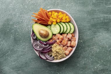 Kinoa ve sebzeli somon kasesi, sağlıklı beslenme, üst görünüm.