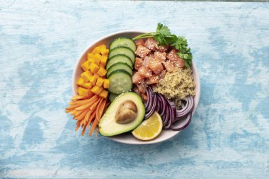 Kinoa ve sebzeli somon kasesi, sağlıklı beslenme, üst görünüm.