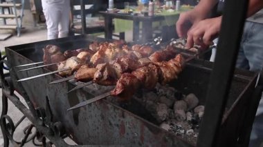 Adam şişte et pişiriyor, yakın plan, barbekü, barbekü, dışarıda yemek yiyor.