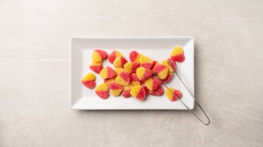 Sevgililer Günü konsepti, kalp şeklinde şekerler tabakta, tavuk özeti, üst görünüm, kopya uzay, ISOLATED