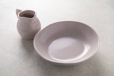 Somut ışık arkaplanındaki çömlek, üst görünüm, ev eşyaları