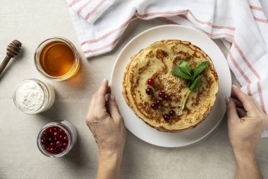 Hafif taşlı arka planda büyük gözlemeler bayan aşçı tarafından sunulur, üst manzara, ev yemekleri, Maslenitsa, Paskalya