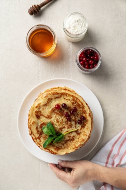 Hafif taşlı arka planda büyük gözlemeler bayan aşçı tarafından sunulur, üst manzara, ev yemekleri, Maslenitsa, Paskalya