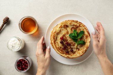 Hafif taşlı arka planda büyük gözlemeler bayan aşçı tarafından sunulur, üst manzara, ev yemekleri, Maslenitsa, Paskalya