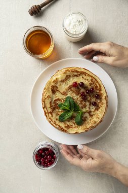 Hafif taşlı arka planda büyük gözlemeler bayan aşçı tarafından sunulur, üst manzara, ev yemekleri, Maslenitsa, Paskalya