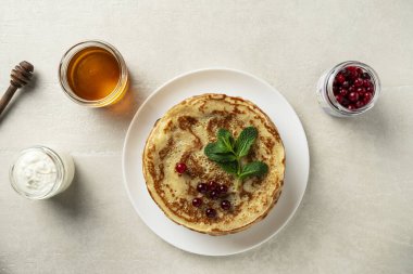 Hafif taşlı arka planda büyük gözlemeler bayan aşçı tarafından sunulur, üst manzara, ev yemekleri, Maslenitsa, Paskalya