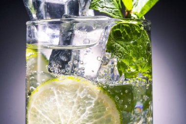 Mojito alkollü kokteyl, naneli rom, limon tonik, yakın plan, makro.