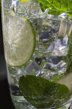 Mojito alkollü kokteyl, naneli rom, limon tonik, yakın plan, makro.