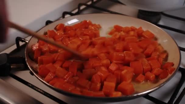 Jasnopomarańczowa Marchewka Patelni Bliska Gotowanie Domu Kuchnia Kuchenka Elektryczna Styl — Wideo stockowe