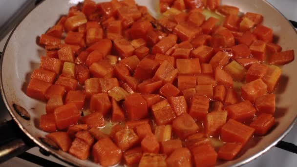 Wortel Oranye Terang Dalam Menggoreng Pan Close Memasak Dapur Rumah — Stok Video