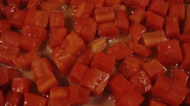 Zanahoria Naranja Brillante Sartén Cerca Cocina Casa Cocina Cocina Eléctrica — Vídeo de stock