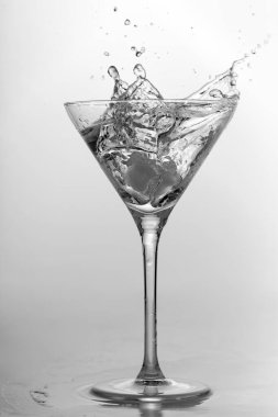 Martini bardağına sıçra, alkol, donmuş hareket