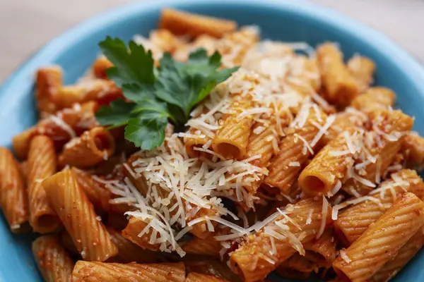 Et aromalı Rigatoni, İtalyan yemeği, makarna, et sosu.