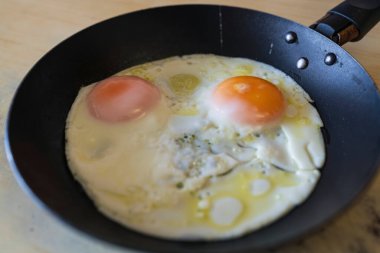 Kızartma tavasında yakın plan yumurta, ev yapımı kahvaltı.