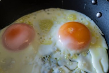 Kızartma tavasında yakın plan yumurta, ev yapımı kahvaltı.
