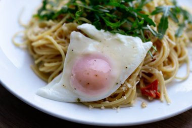 İtalyan spagetti del poverello (Poor Man 's Spagetti), hafif yağda yumurtayla karıştırılmış makarna. Yumurta ve peynirli makarna, sağlıklı yiyecekler.