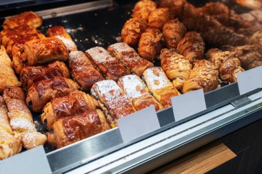 Sokak yemeği. Bir sokak dükkanında hamur işleri ve çeşitli vejetaryen atıştırmalıkları. Fast food. Hamur işleri ve sandviçlerle birlikte sergi çantası.