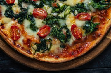 Pizza mozzarella üst görünümü ahşap masada fotokopi alanı ile