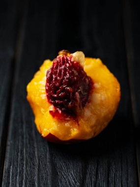 Isırılmış nektarin yakın plan koyu arkaplanda