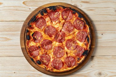 Lezzetli biberli pizza ahşap masada, üst manzara, kopyalama alanı