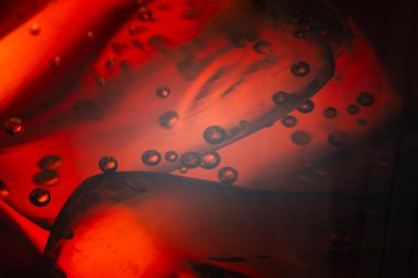 soyut makro arkaplan baloncukları ve buzlu bardak kola, hareket bulanıklığı, makro