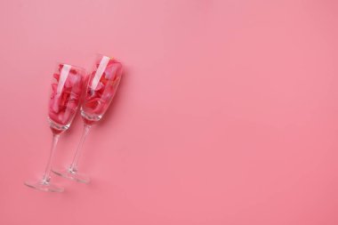 Sevgililer günü şampanya kadehleri gül yaprakları