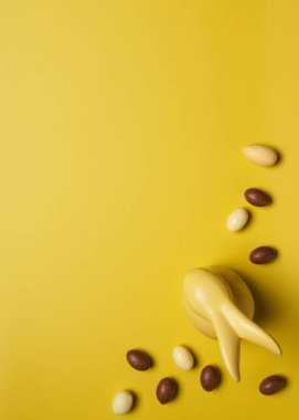 Lezzetli Paskalya bayramı çikolatalı tavşan, yumurta ve tatlı