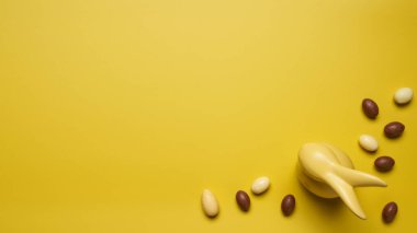 Lezzetli Paskalya bayramı çikolatalı tavşan, yumurta ve tatlı