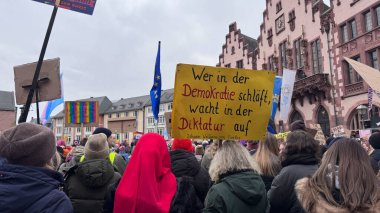 15 Şubat 2025. Frankfurt am Main, Almanya. Yaklaşan parlamento seçimlerinden önce, demokratik güçlerin diktatörlüğe ve sağ görüşlü AFD partisine karşı protesto yürüyüşü