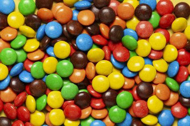 Renkli sürahi, şeker arka planı, şekerler.