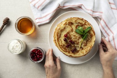 Hafif taşlı arka planda büyük gözlemeler bayan aşçı tarafından sunulur, üst manzara, ev yemekleri, Maslenitsa, Paskalya
