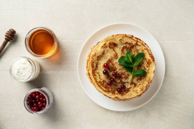 Hafif taşlı arka planda büyük gözlemeler bayan aşçı tarafından sunulur, üst manzara, ev yemekleri, Maslenitsa, Paskalya