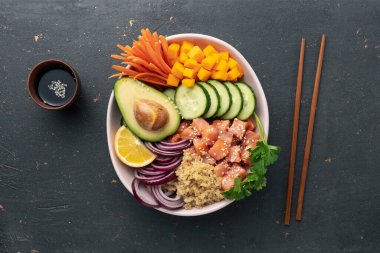 Kinoa ve sebzeli somon kasesi, sağlıklı beslenme, üst görünüm.