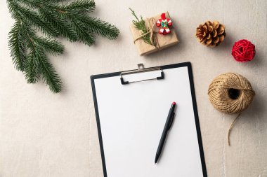 Noel zamanı. Boş kağıt ve Noel aksesuarları. Noel ve Yeni Yıl kutlamaları planlamak, yeni hedefler planlamak