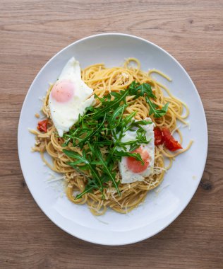 İtalyan spagetti del poverello (Poor Man 's Spagetti), hafif yağda yumurtayla karıştırılmış makarna. Yumurta ve peynirli makarna, sağlıklı yiyecekler.