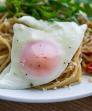 İtalyan spagetti del poverello (Poor Man 's Spagetti), hafif yağda yumurtayla karıştırılmış makarna. Yumurta ve peynirli makarna, sağlıklı yiyecekler.