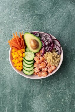 Kinoa ve sebzeli somon kasesi, sağlıklı beslenme, üst görünüm.