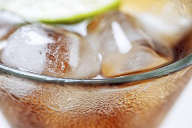 Küba Kokteyli 'ni rom, buz ve limonla kapatın.