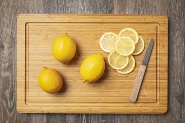 Tüm limonlar ve limonlar ahşap tahtaya yakın çekim, üst manzara