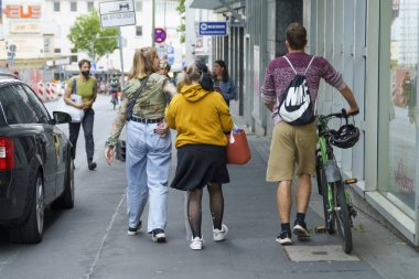 Almanya, Kassel, 27 Ağustos 2022, gayri resmi gençler şehrin sokaklarında yürüyor.