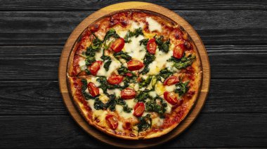 Pizza mozzarella üst görünümü ahşap masada fotokopi alanı ile